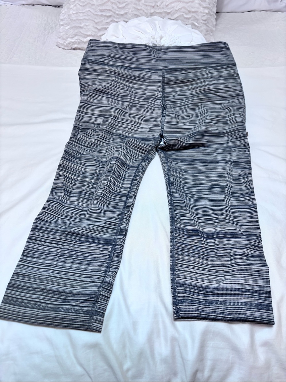 Under Armour HeatGear Gray Striped Capri Leggings Small